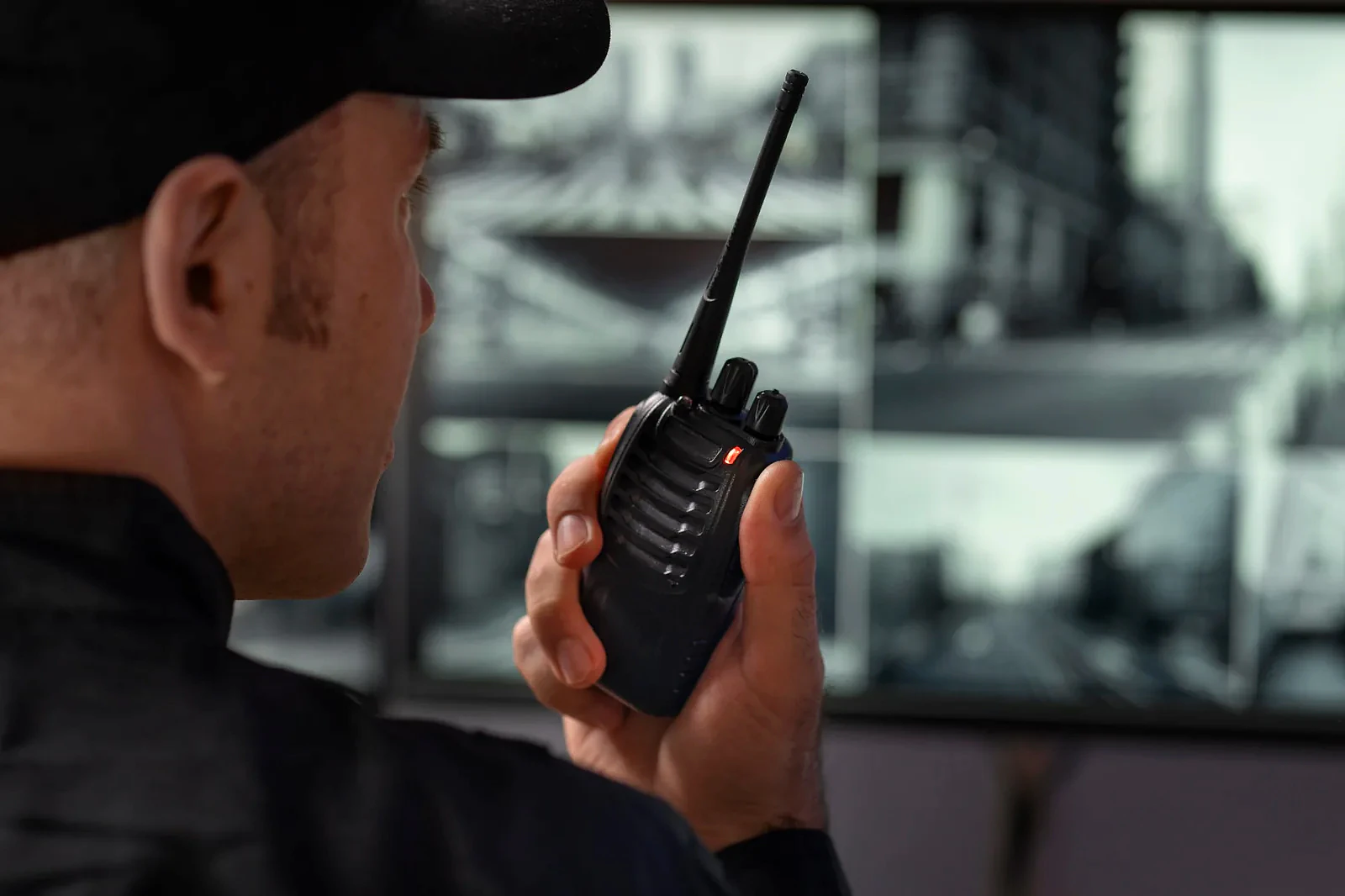 Operador de monitoramento falando no rádio